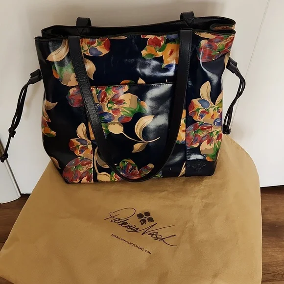 Patricia Nash navy floral handbag - Picture 6 of 7